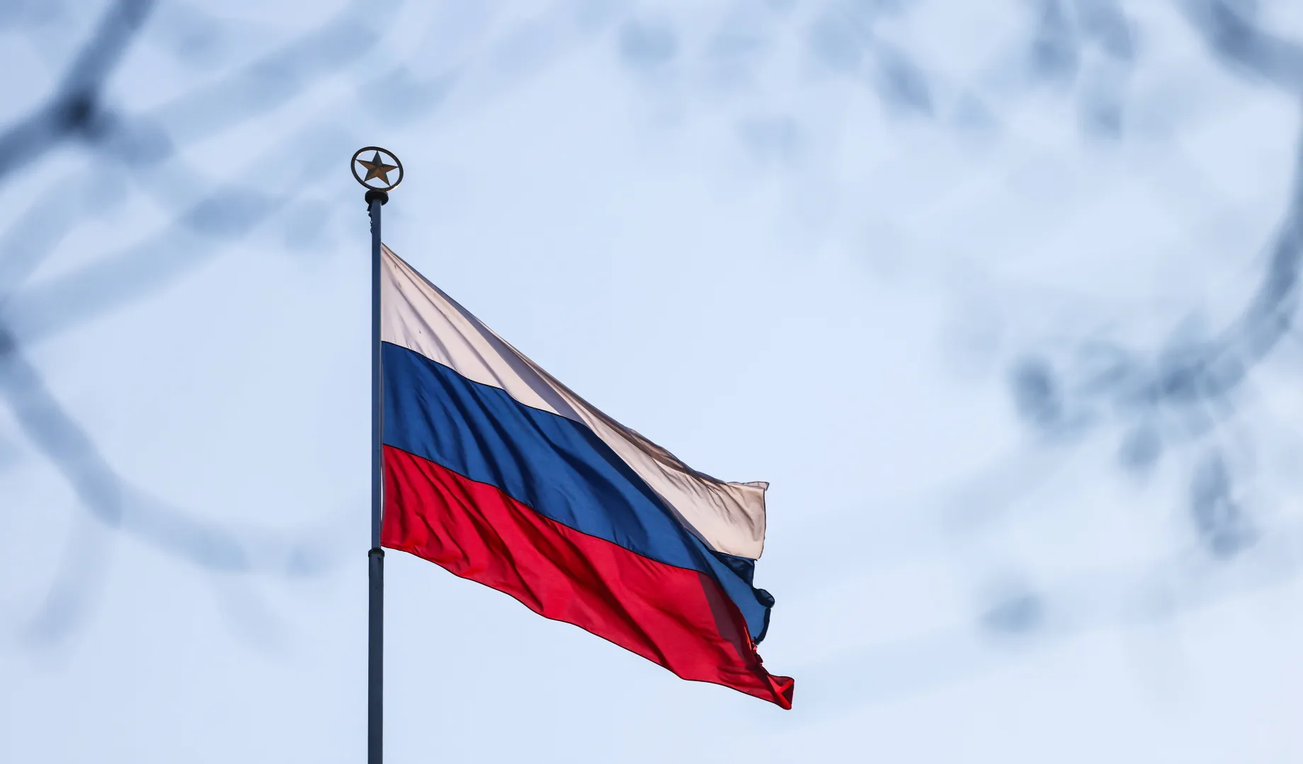 Rosyjska flaga, zdjęcie ilustracyjne, fot. PAP/EPA/HANNIBAL HANSCHKE