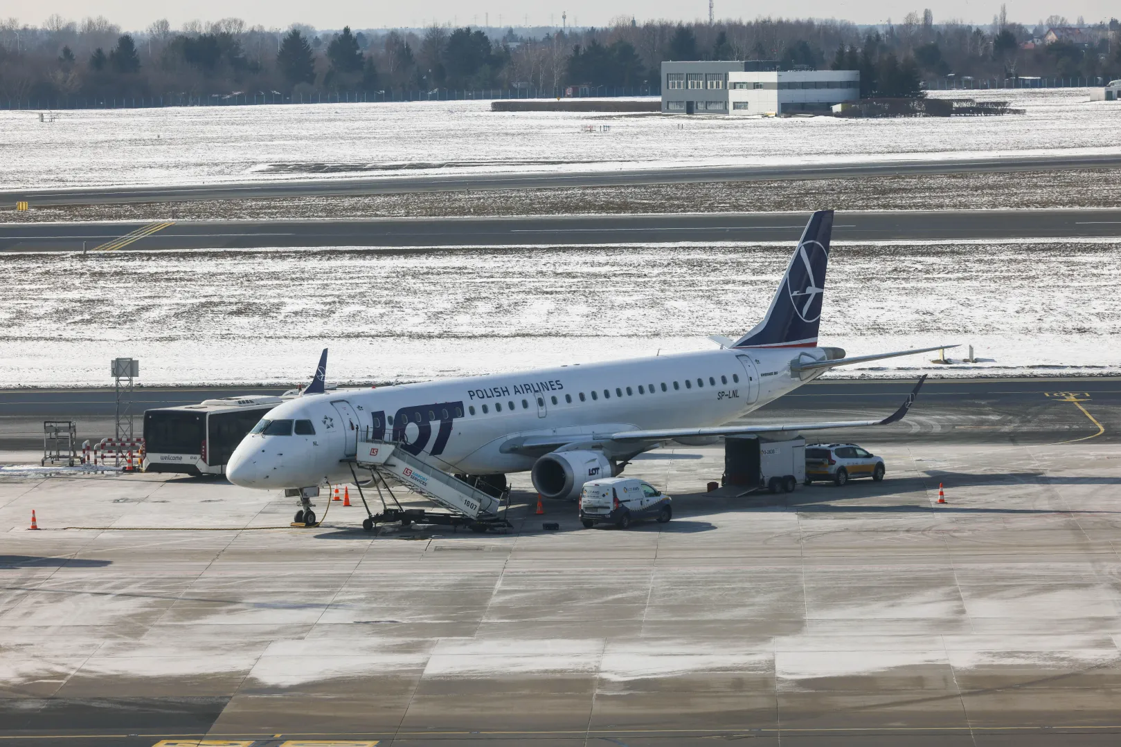  Lotnisko Chopina. Linie LOT. Fot. PAP/Albert Zawada