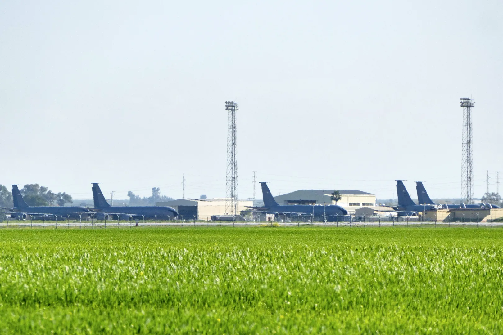 „El Pais” zauważył, że zakaz ten ma tylko jeden wyjątek: na przelot i lądowanie danego samolotu zezwala się wyłącznie w sytuacjach nadzwyczajnych. Fot. PAP/EPA/	David Arjona