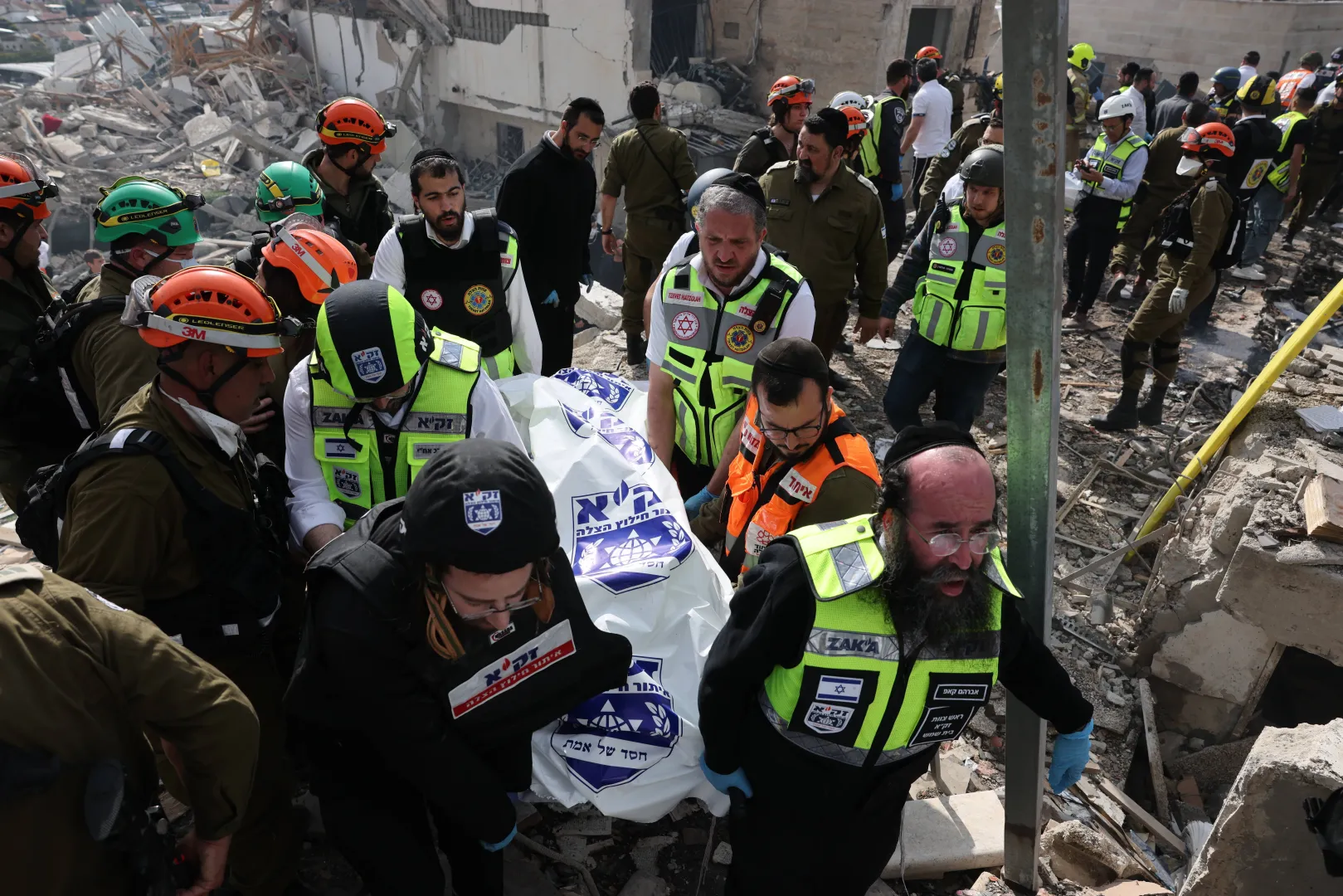 Irański atak rakietowy w mieście Bet Szemesz w Izraelu. Fot. PAP/EPA/	ABIR SULTAN