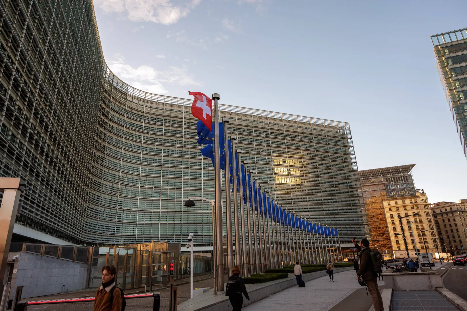 Здание Европейской комиссии. Fot. PAP/EPA/OLIVIER MATTHYS (фотоиллюстрация)