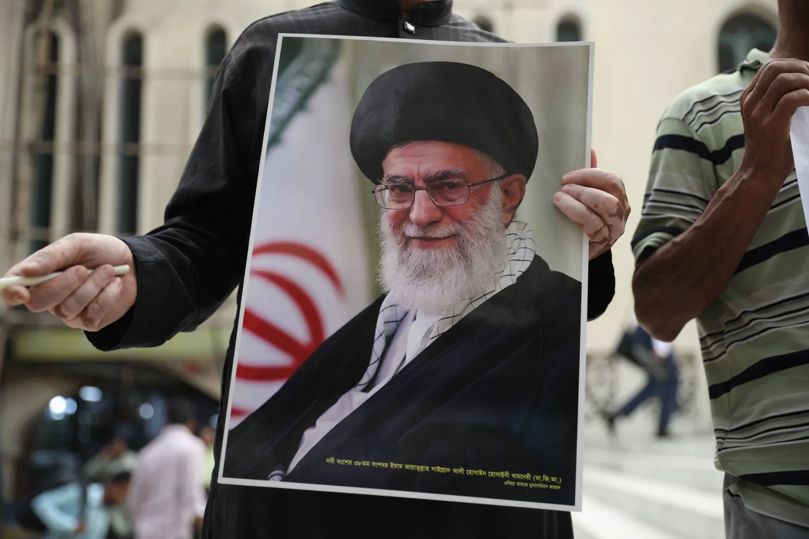 Portret Aliego Chameneiego. Fot. EPA/MONIRUL ALAM