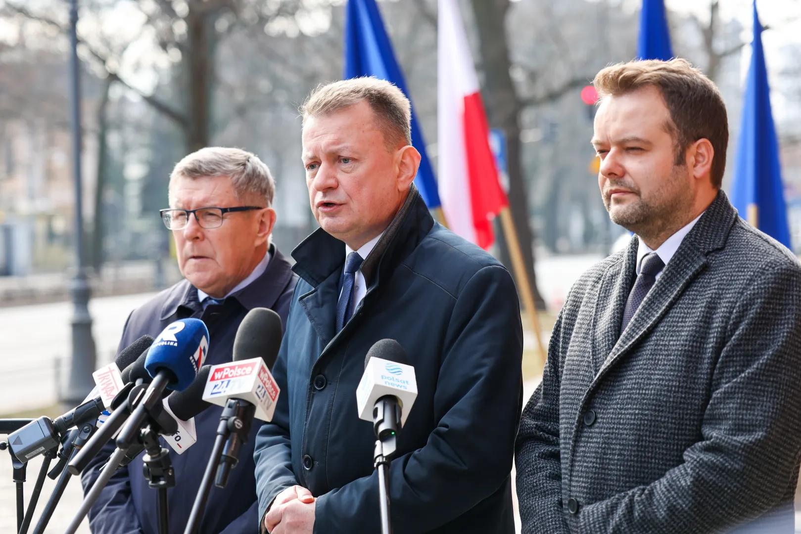 Przewodniczący KP Prawa i Sprawiedliwości Mariusz Błaszczak (C), rzecznik ugrupowania Rafał Bochenek (P) oraz poseł PiS Zbigniew Kuźmiuk (L) podczas konferencji prasowej przed Ministerstwem Spraw Zagranicznych w Warszawie. Fot. PAP/Albert Zawada