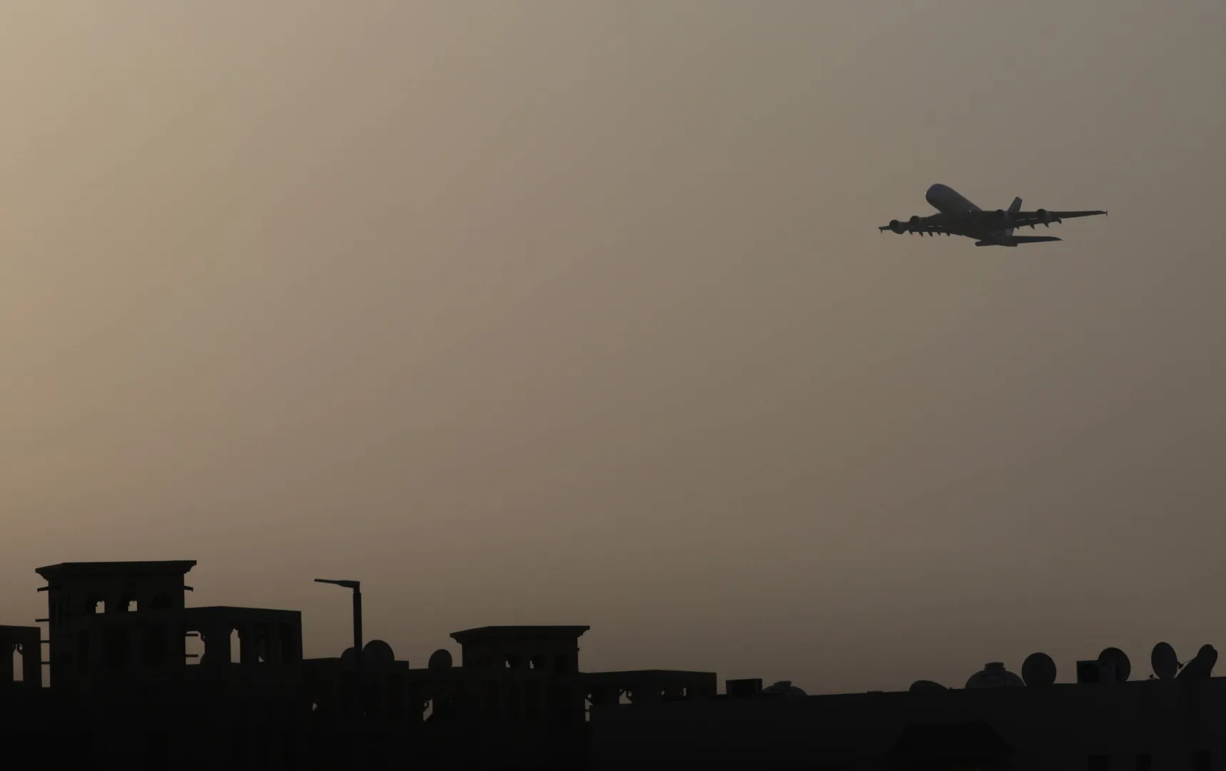 Samolot na lotniskiem w Dubaju, zdjęcie ilustracyjne, fot. PAP/EPA/STRINGER