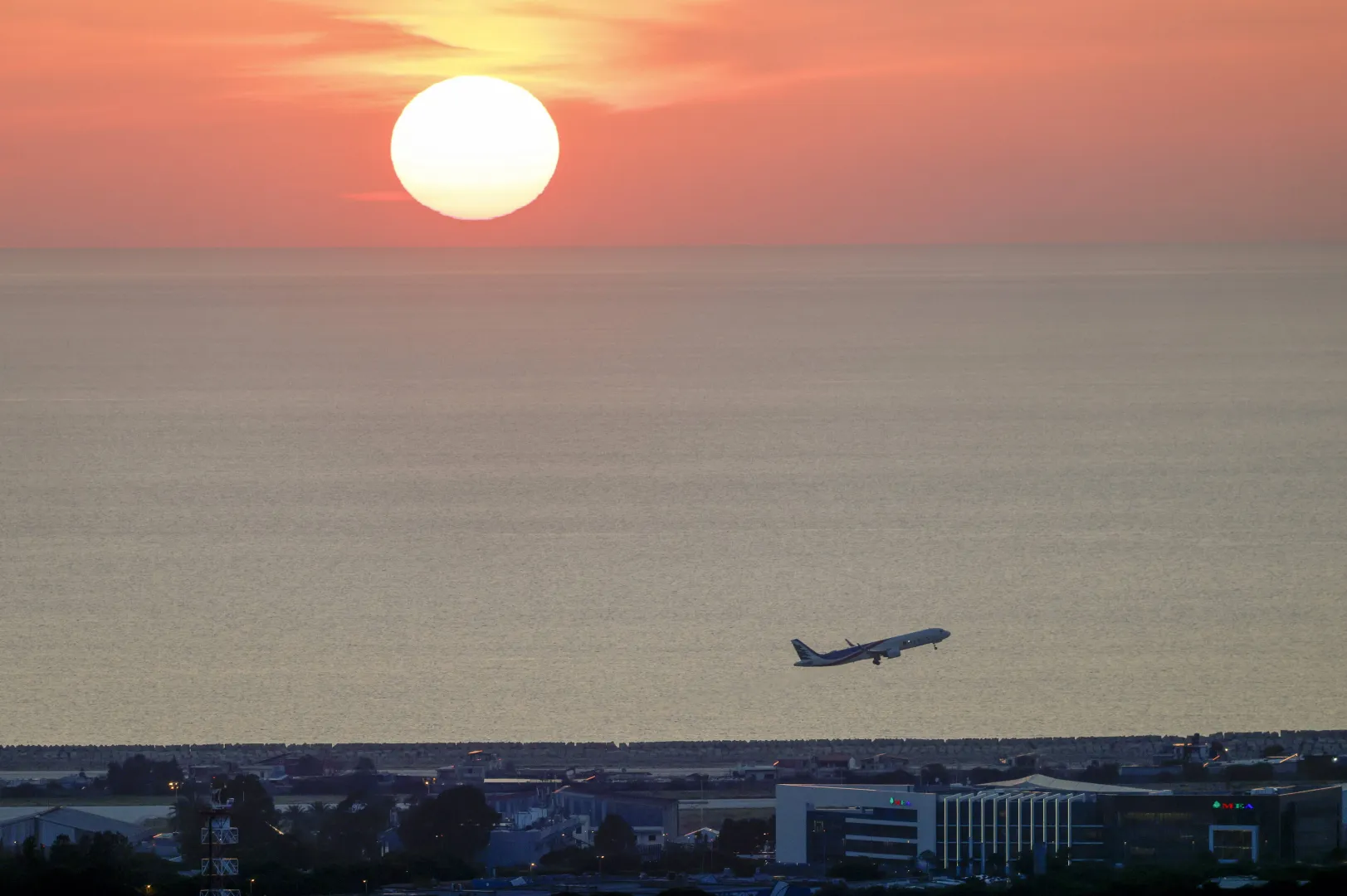 Samolot na lotnisku w Bejrucie, fot. PAP/EPA/WAEL HAMZEH