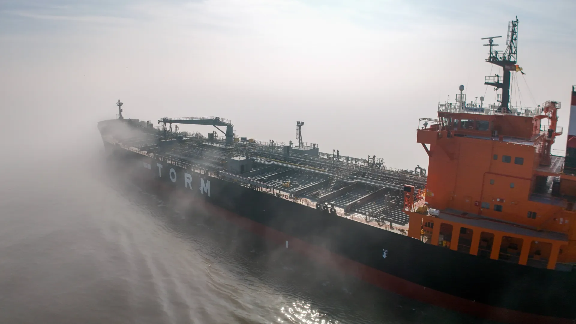 Tankowiec Fot. PAP/EPA/OLIVIER HOSLET