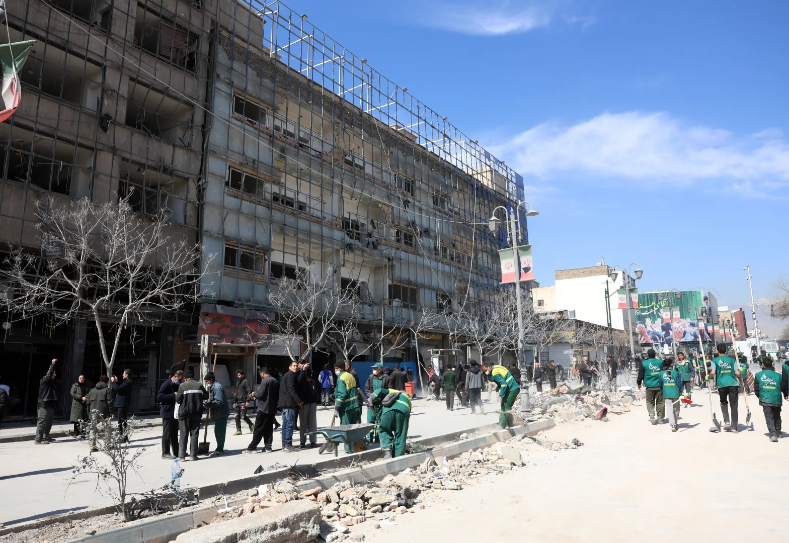 Zniszczenia w Teheranie. Fot. PAP/EPA/ABEDIN TAHERKENAREH