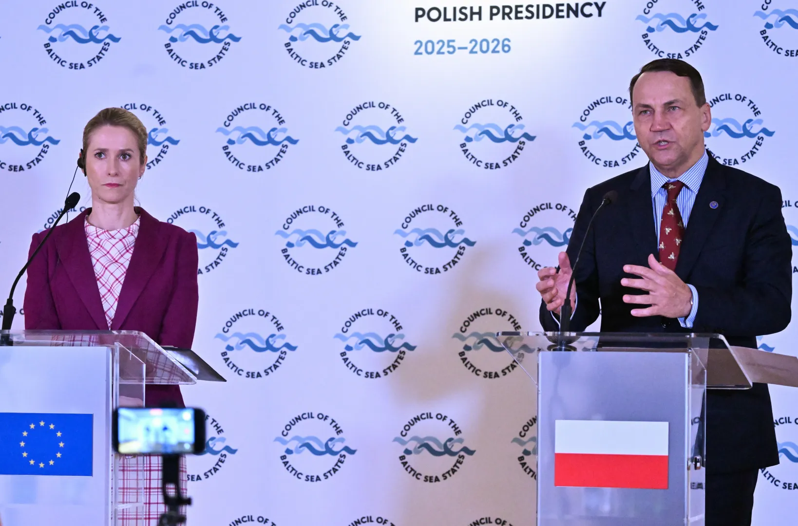 Wicepremier, minister spraw zagranicznych RP Radosław Sikorski (P) i Wysoki Przedstawiciel UE do Spraw Zagranicznych i Polityki Bezpieczeństwa Kaja Kallas (L). Fot. PAP/Piotr Nowak