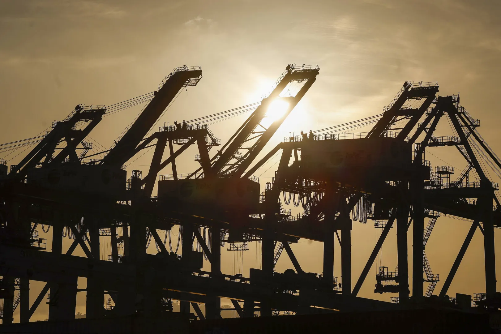 Dźwigi portowe Fot. PAP/EPA/CHRIS TORRES