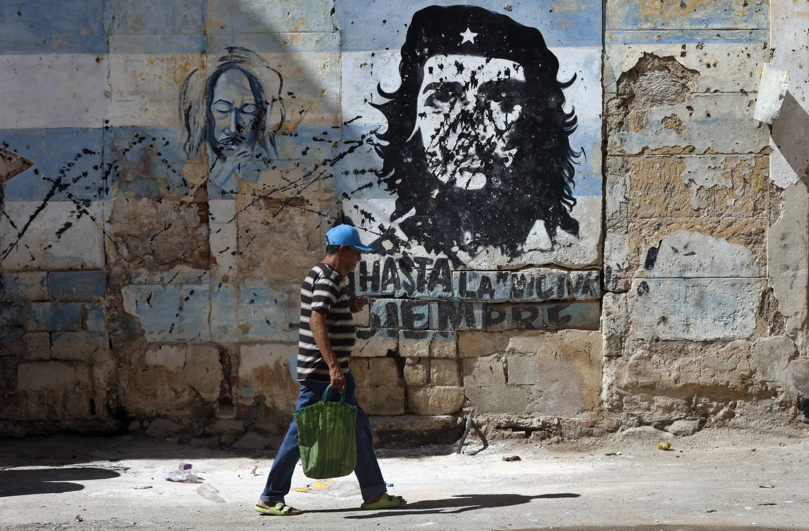 Mieszkaniec Hawany w centrum miasta, zdjęcie ilustracyjne. fot. PAP/EPA/EFE/ERNESTO MASTRASCUSA