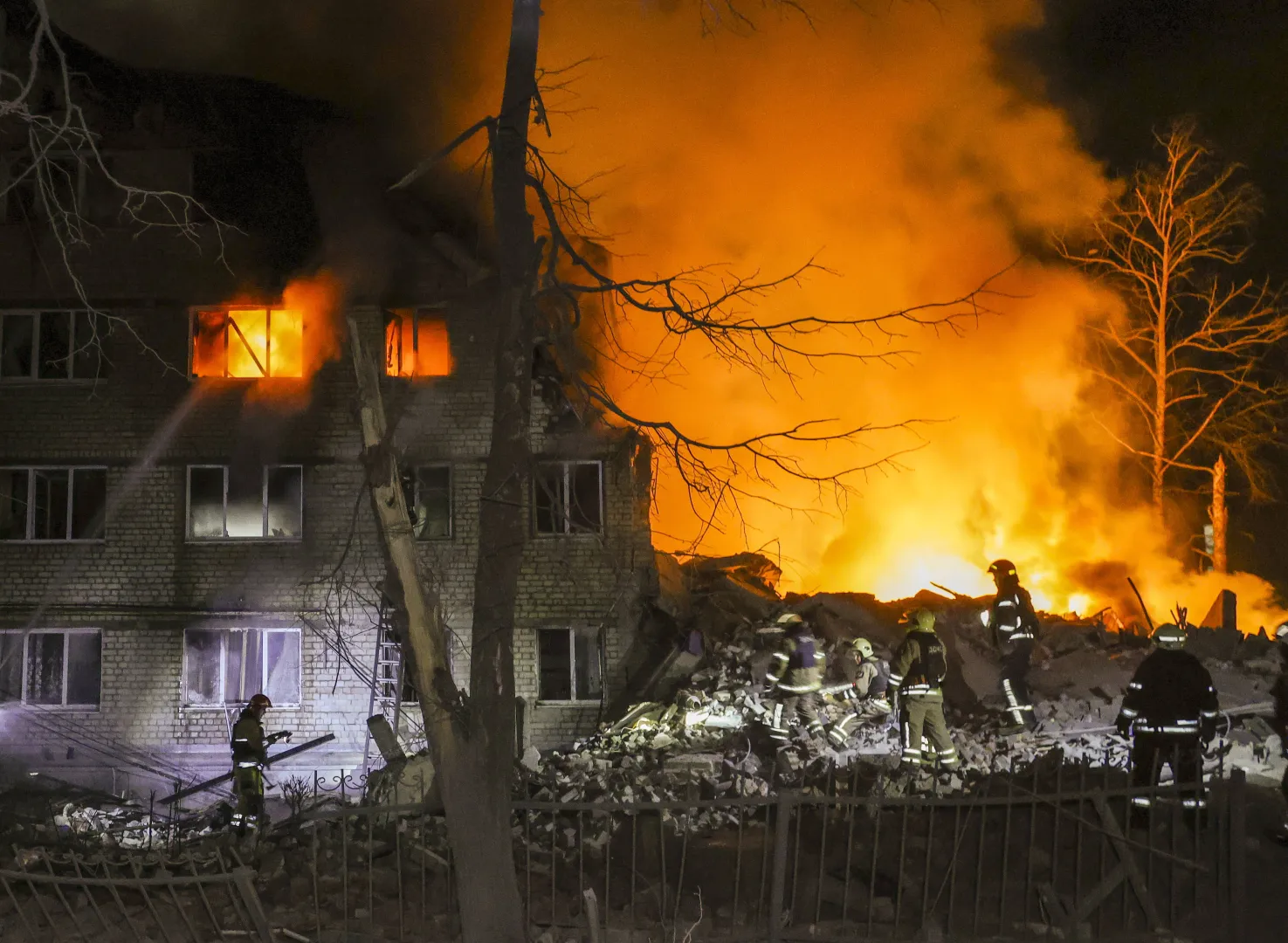  Українські рятувальники працюють на місці російського удару по житловому будинку в Харкові. Fot. PAP/EPA/SERGEY KOZLOV