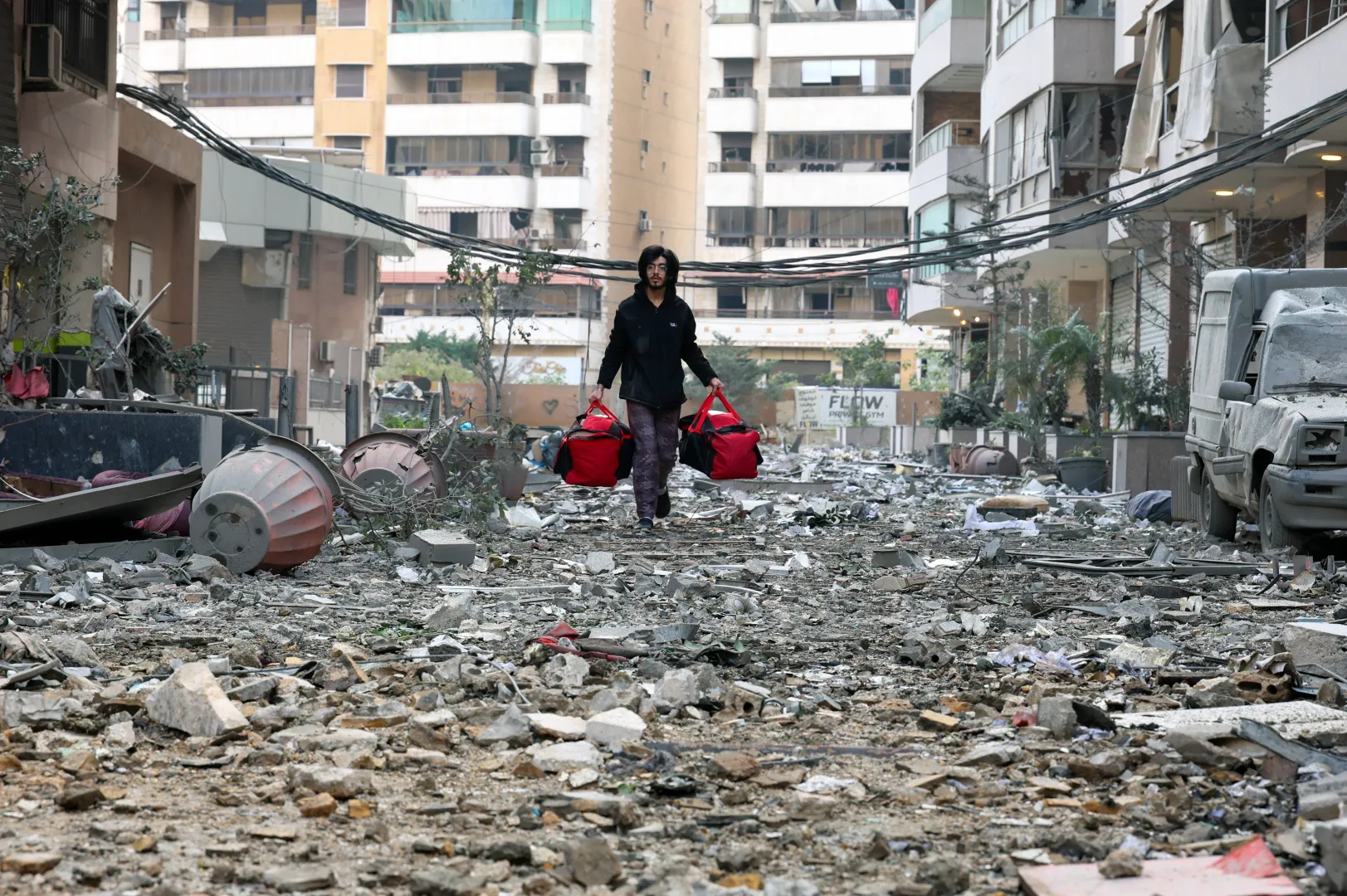 Władze w Bejrucie szacują, że co najmniej 800 tys. ludzi opuściło domy w poszukiwaniu bezpiecznego schronienia. Fot. PAP/EPA/WAEL HAMZEH