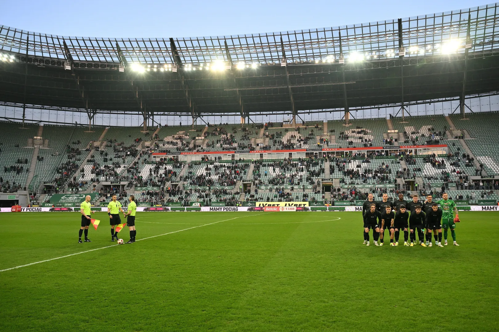 Wrocław, 07.03.2026. Piłkarze Śląska na murawie stadionu Tarczyński Arena we Wrocławiu, gdzie miał się odbyć mecz 1. ligi z Wisłą Kraków, fot. PAP/Maciej Kulczyński
