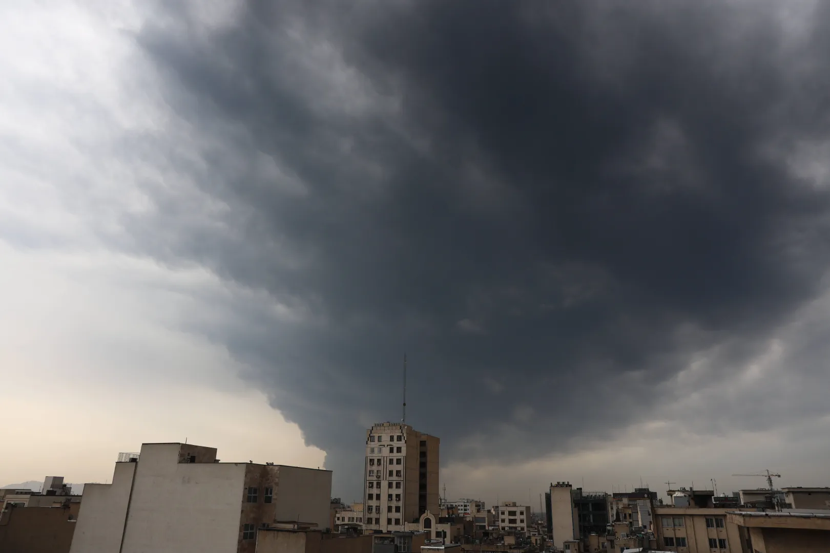 Dym nad Tehereanem Fot. PAP/EPA/ABEDIN TAHERKENAREH