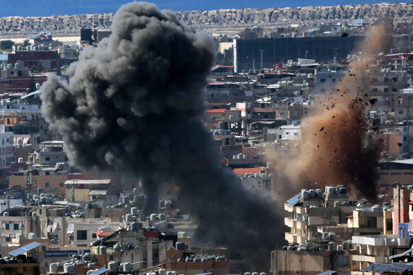Izraelski nalot na przedmieścia Bejrutu, fot. PAP/EPA/WAEL HAMZEH