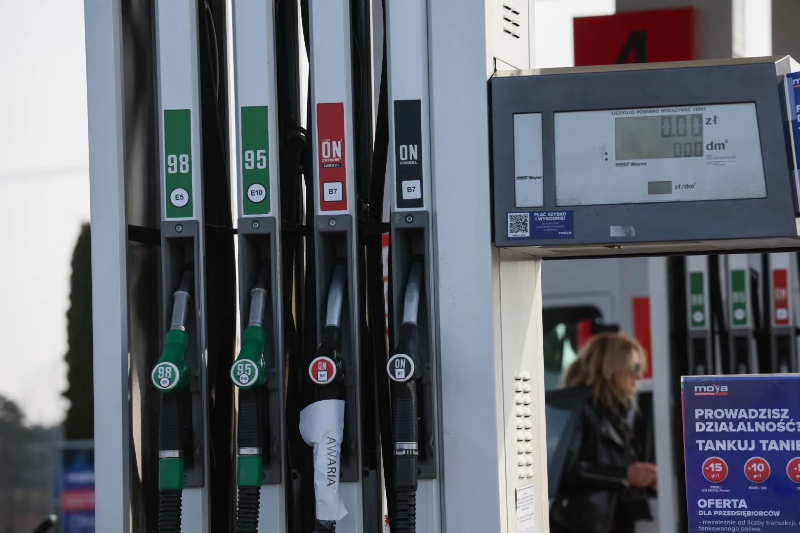 Dystrybutor na stacji benzynowej. Fot. PAP/	Leszek Szymański