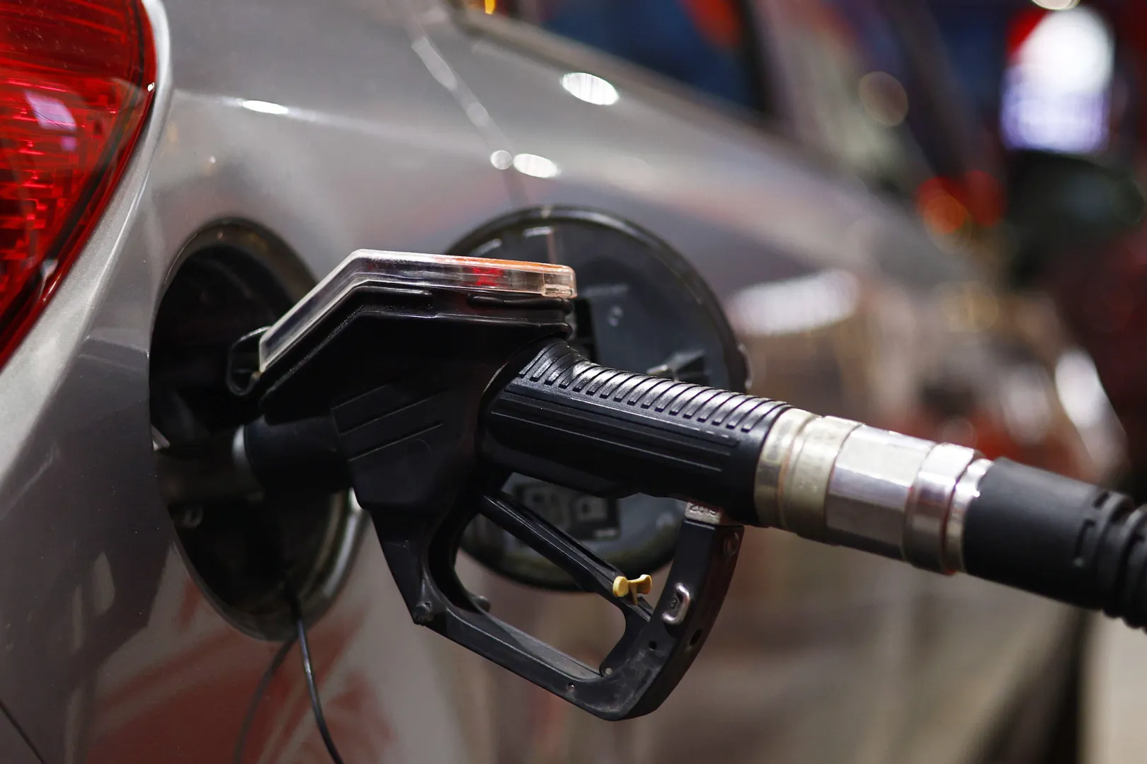 Tankowanie samochodu Fot. PAP/EPA/ANNA SZILAGYI