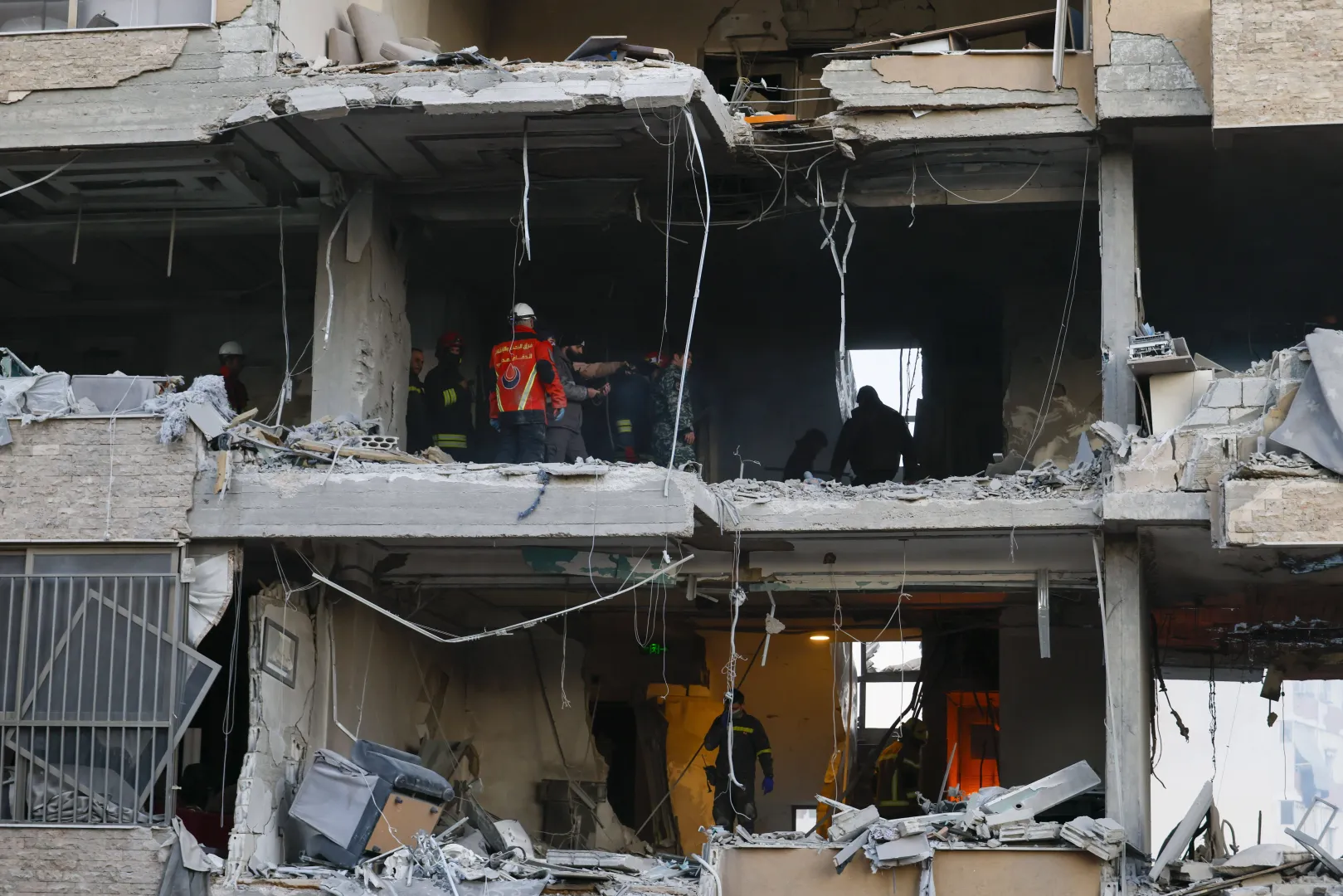 Pomoc medyczna w miejscu uderzenia w Libanie, fot. PAP/EPA/WAEL HAMZEH