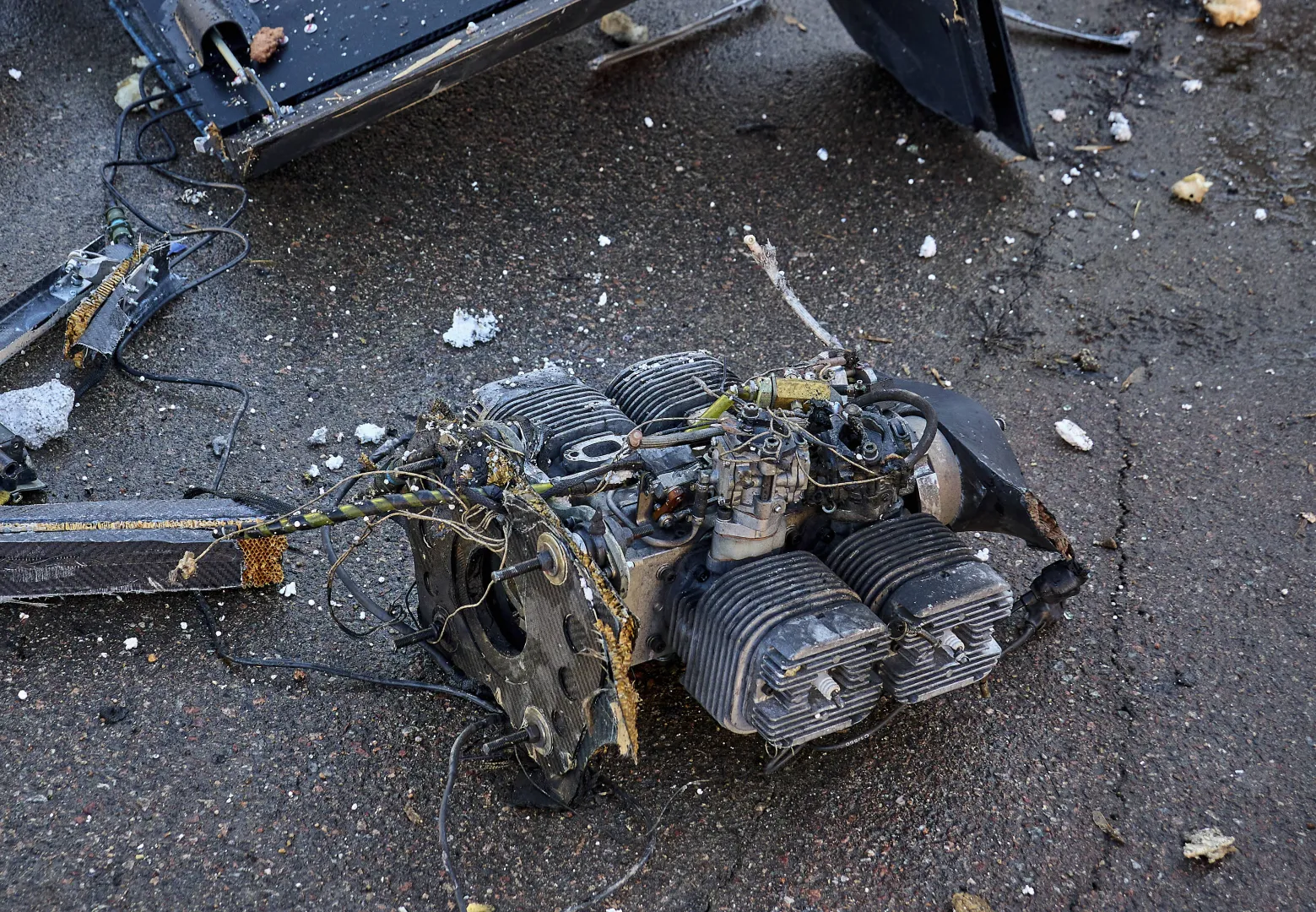 Двигун російського безпілотника на місці удару по цивільному підприємству в Харкові, фотоілюстрація. Fot. PAP/EPA/SERGEY KOZLOV 