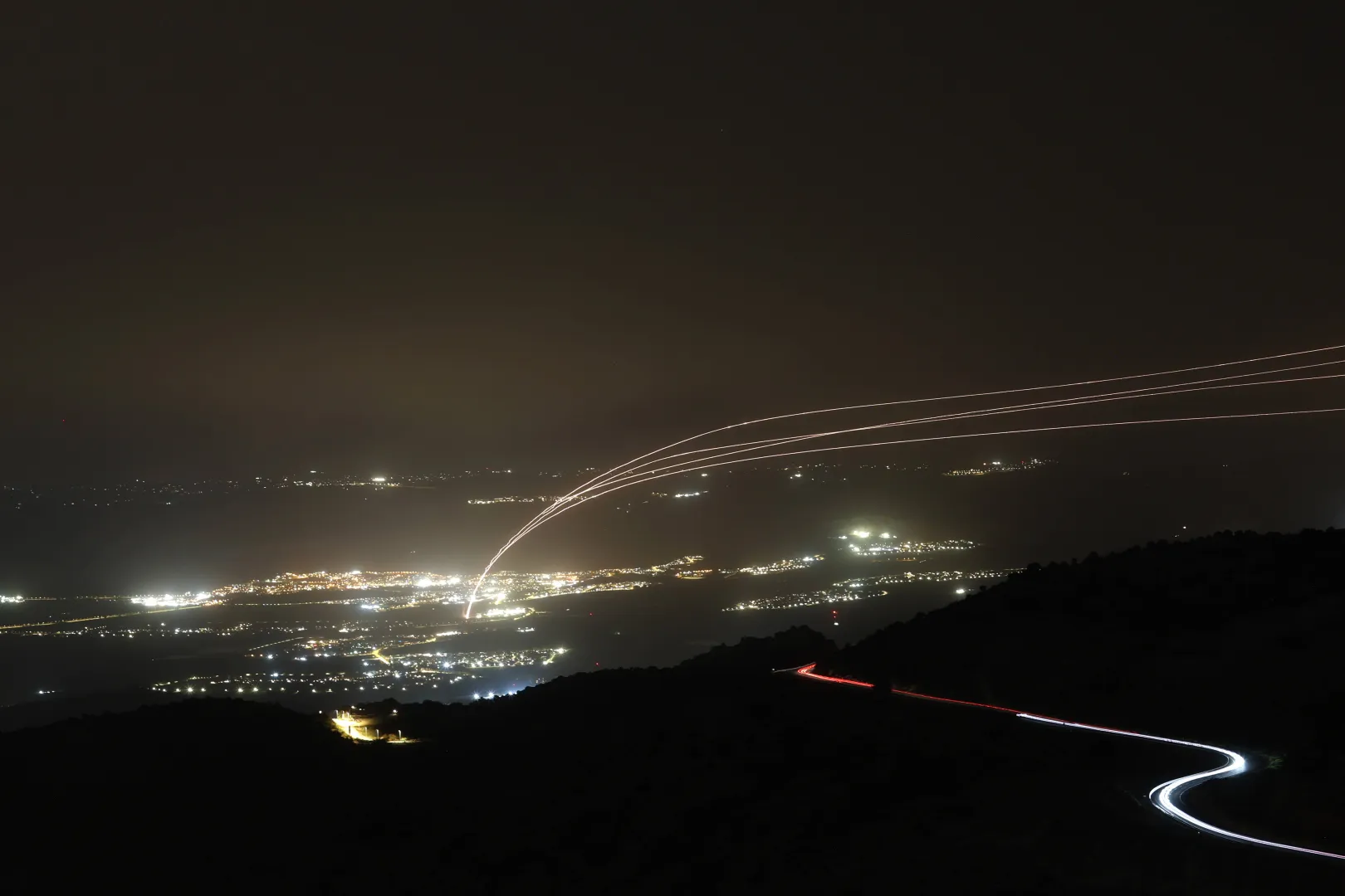 Nalot Hezbollahu był wymierzony w północny Izrael, w tym w Hajfę. Nie ma doniesień o ofiarach - dodał Times of Israel. Fot. PAP/EPA/	ATEF SAFADI (zdjęcie ilustracyjne)