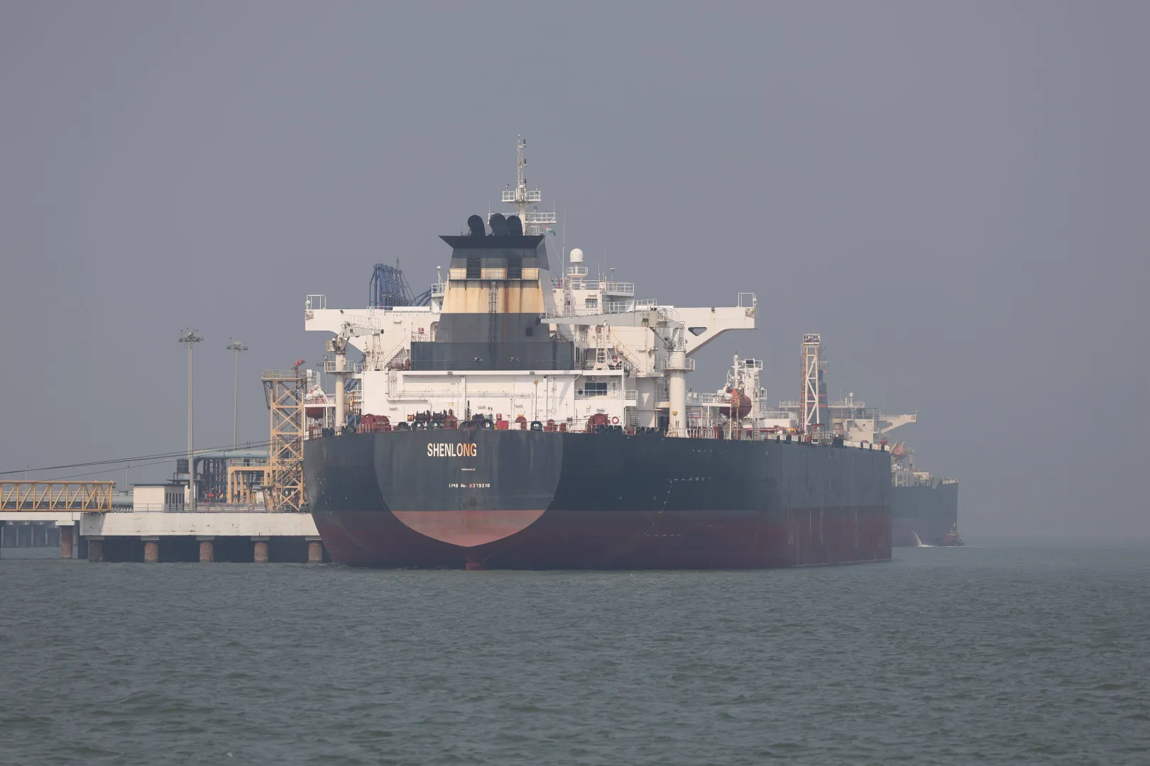 Liberyjski okręt w cieśninie Ormuz. Fot. PAP/EPA/DIVYAKANT SOLANKI 