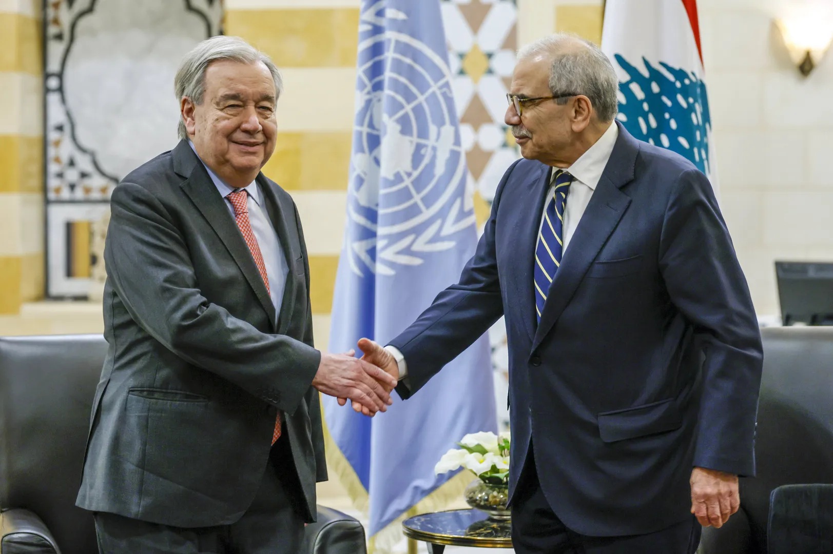 Sekretarz generalny ONZ Antonio Guterres i premier Libanu Nawaf Salam. Fot. PAP/EPA/	WAEL HAMZEH