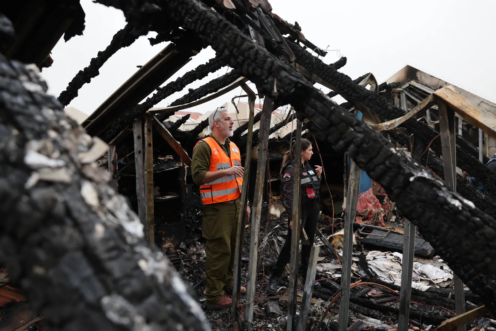 Zniszczenia po irańskim ataku rakietowym na Izrael. Fot. PAP/EPA/ABIR SULTAN
