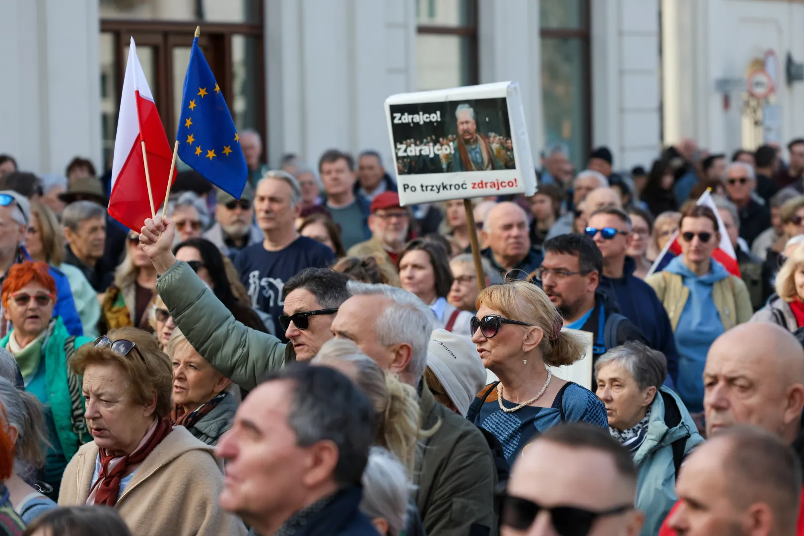 Демонстрація під гаслом "Ми хочемо бути SAFE!" перед Президентським палацом у Варшаві, фотоілюстрація. Fot. PAP/Paweł Supernak