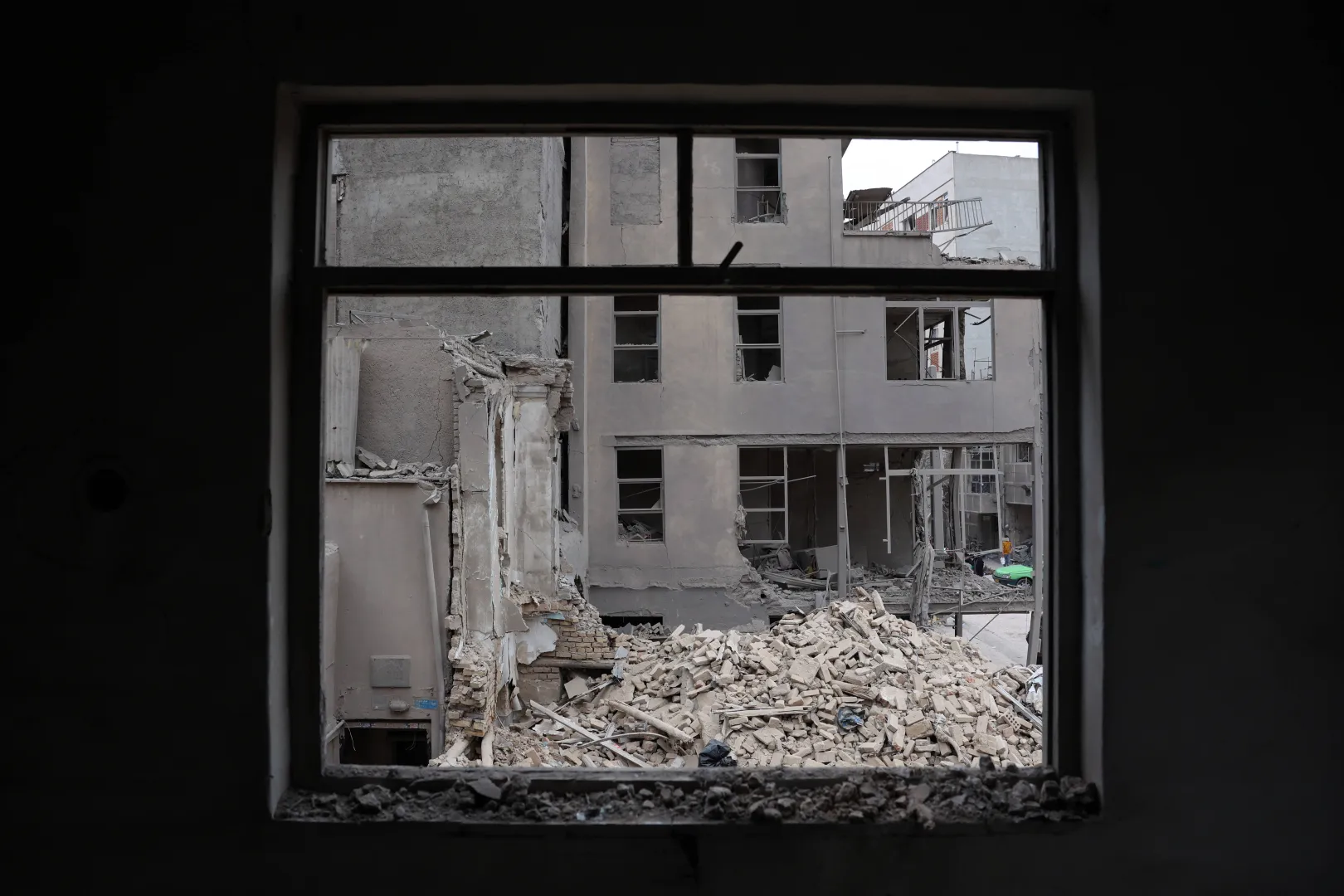 Пошкоджений житловий будинок на півдні Тегерана, Іран, 15 березня 2026 р. Fot. PAP/EPA/ABEDIN TAHERKENAREH