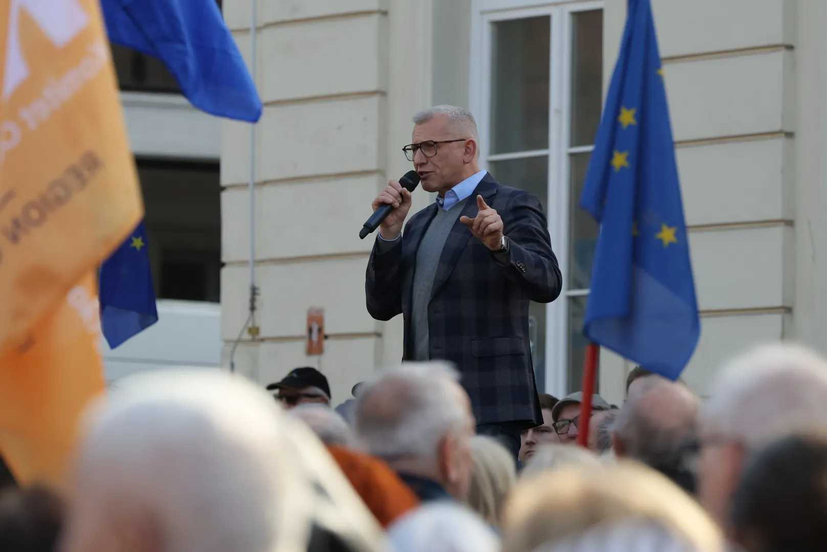 Senator KO Krzysztof Kwiatkowski przemawia na manifestacji pod hasłem „Chcemy być SAFE!” przed Pałacem Prezydenckim w Warszawie Fot. PAP/Paweł Supernak