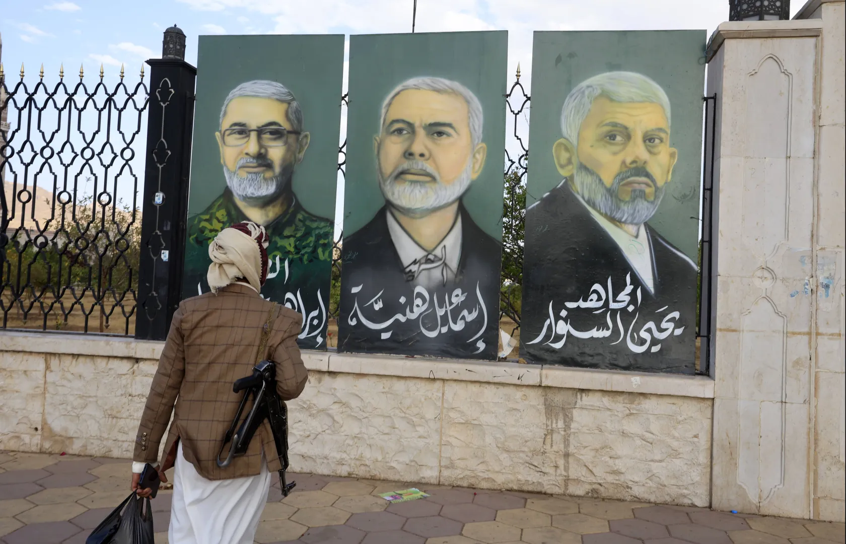 Wizerunki przywódców wojskowych i politycznych wspieranych przez Iran ugrupowań szyickich (od prawej do lewej): zmarłych przywódców Hamasu Yahya Sinwara i Ismaila Haniyeha oraz zmarłego dowódcę wojskowego Hezbollahu Ibrahima Aqila Fot. PAP/EPA/YAHYA ARHAB