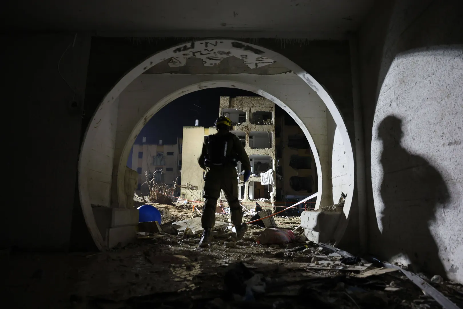 Irańskie pociski uderzyły w obiekty cywilne na południu Izraela. Fot. PAP/	EPA/ABIR SULTAN