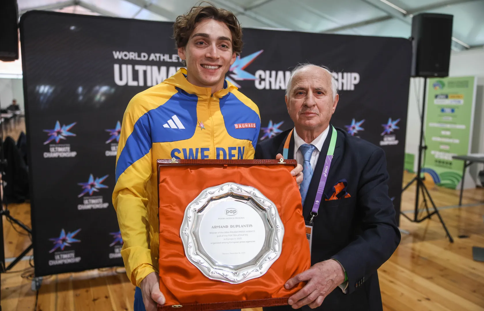 Dziennikarz Polskiej Agencji Prasowej, Jerzy Jakobsche wręcza pamiątkową paterę dla zwycięzcy 68. Ankiety PAP na najlepszego sportowca Europy ubiegłego roku szwedzkiemu tyczkarzowi Armandowi Duplantisowi Fot. PAP/Łukasz Gągulski