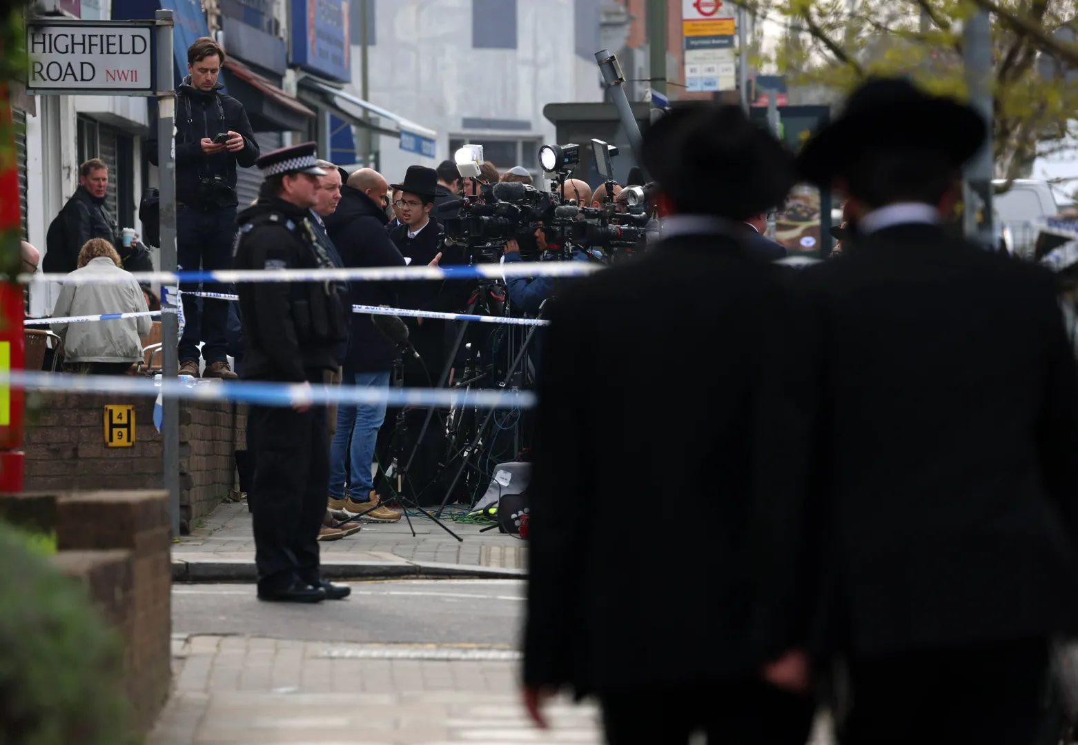 Policja i media na miejscu podpaleń, fot. PAP/EPA/ANDY RAIN