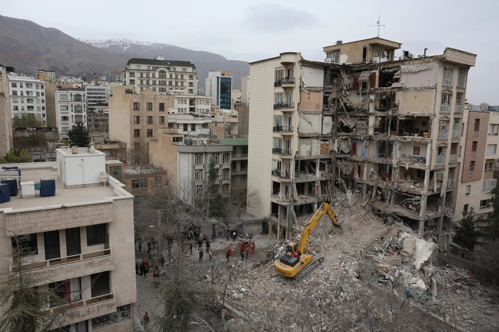 Zniszczenia w Teheranie. Fot. PAP/EPA/ABEDIN TAHERKENAREH