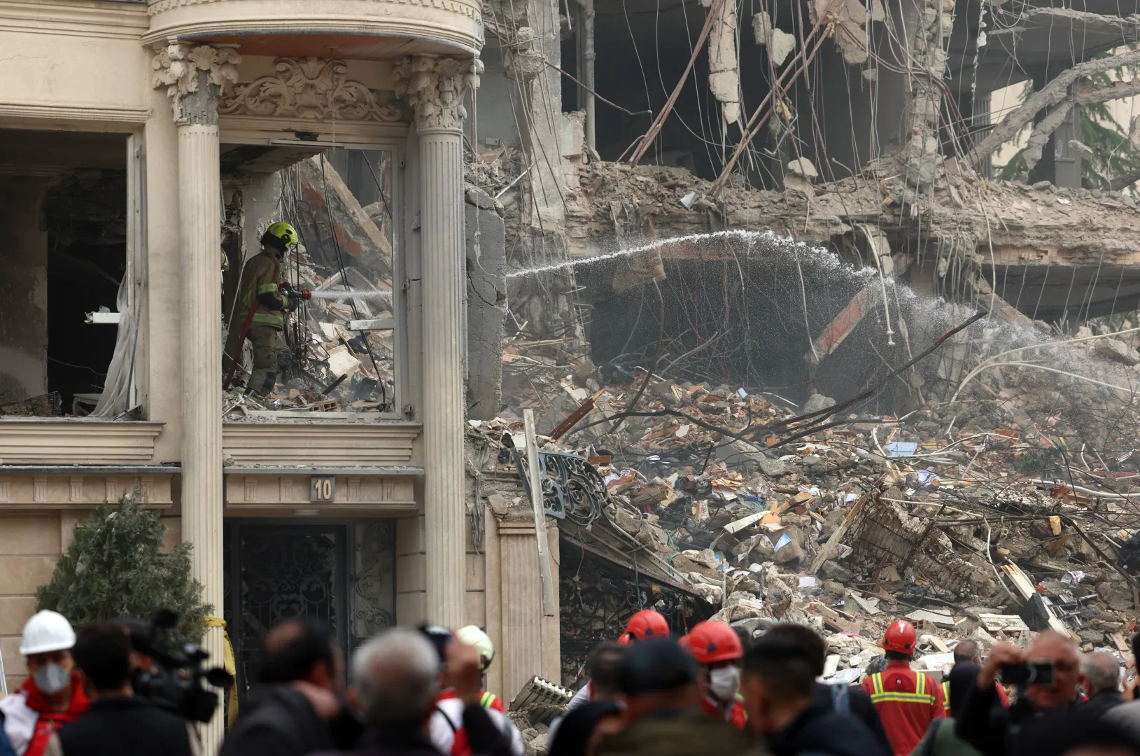 Zniszczenia po uderzeniach w Teheranie Fot. PAP/EPA/ABEDIN TAHERKENAREH