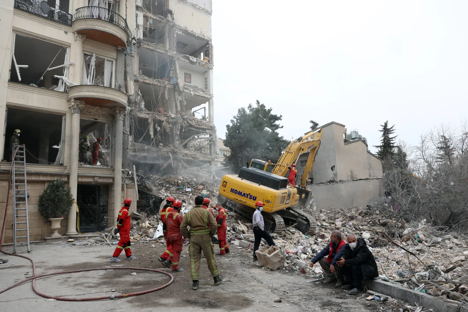 Пошуково-рятувальна операція після авіаудару в Тегерані. Fot. PAP/EPA/ABEDIN TAHERKENAREH