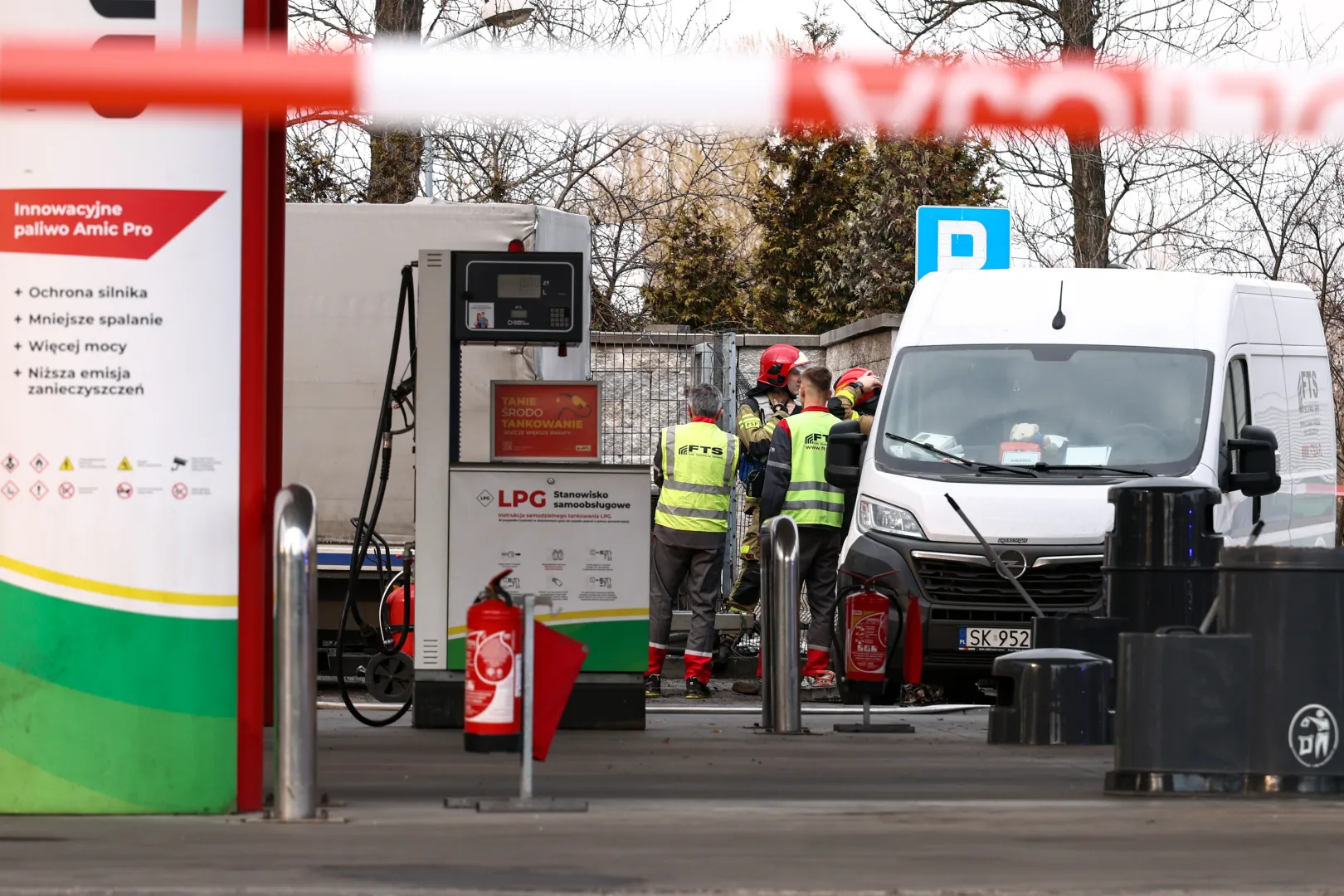 Do wypadku doszło przy naziemnym zbiorniku z gazem. Fot. PAP/ 	Kasia Zaremba