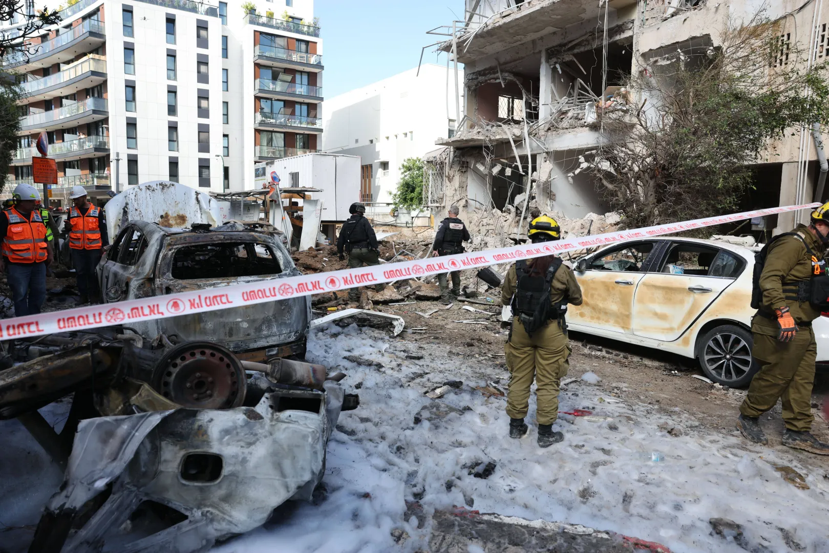 Zniszczenia w Tel Awiwie. Fot. PAP/EPA/ABIR SULTAN