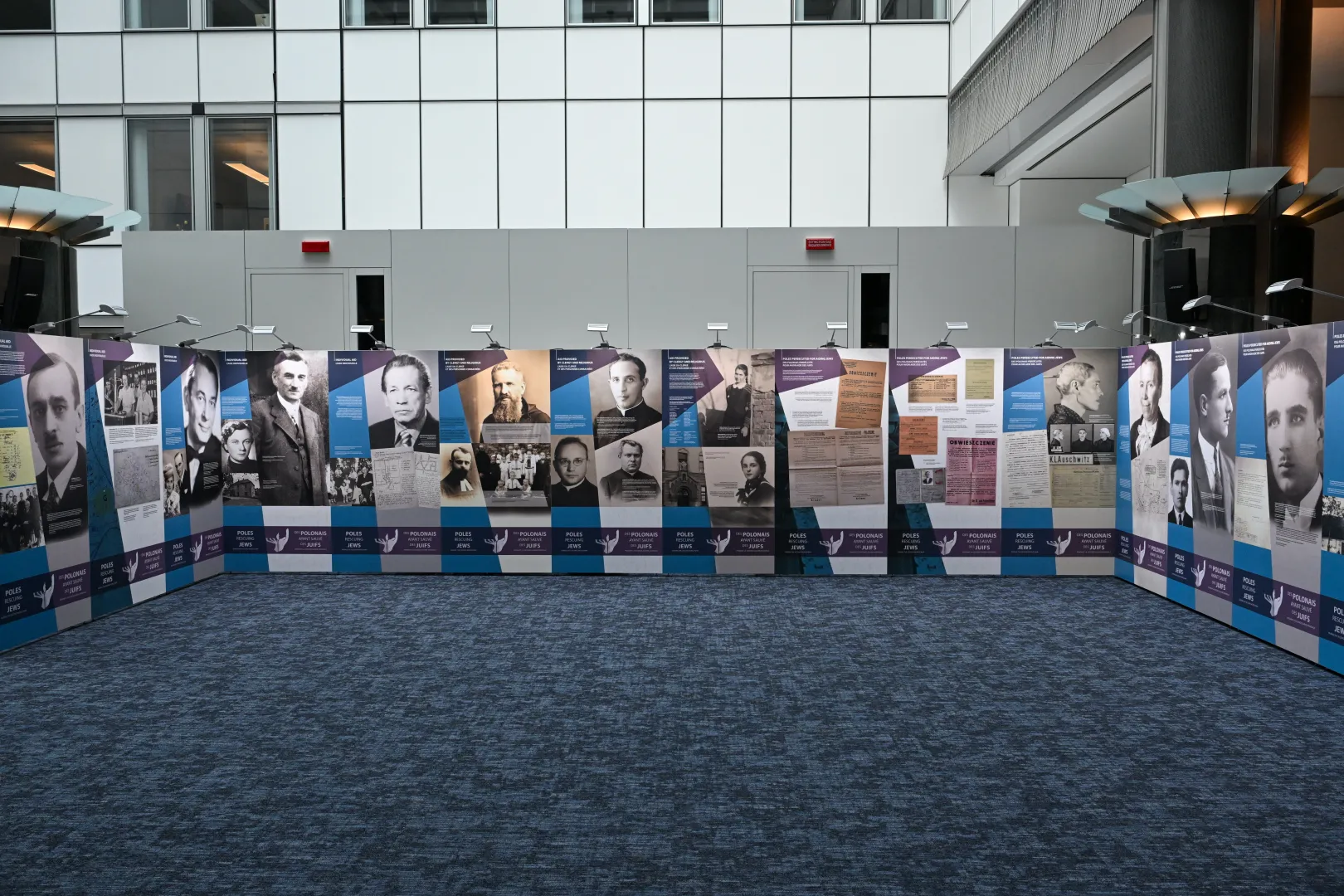 Otwarcie wystawy „Polacy ratujący Żydów podczas II wojny światowej” w siedzibie Parlamentu Europejskiego w Brukseli. Fot. PAP/Wiktor Dąbkowski