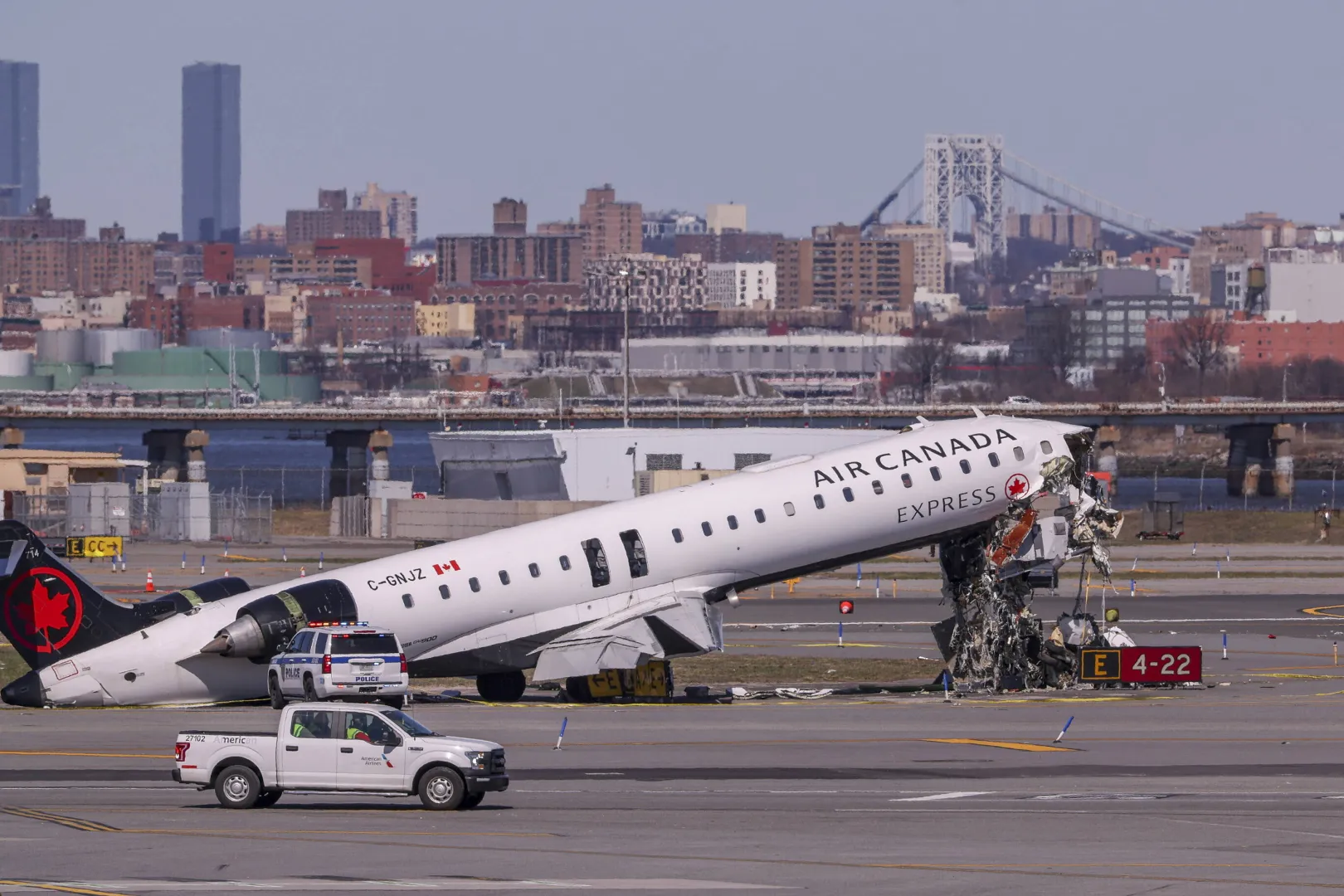 Zniszczony samolot Air Canada na lotnisku La Guardia, fot. PAP/EPA/SARAH YENESEL