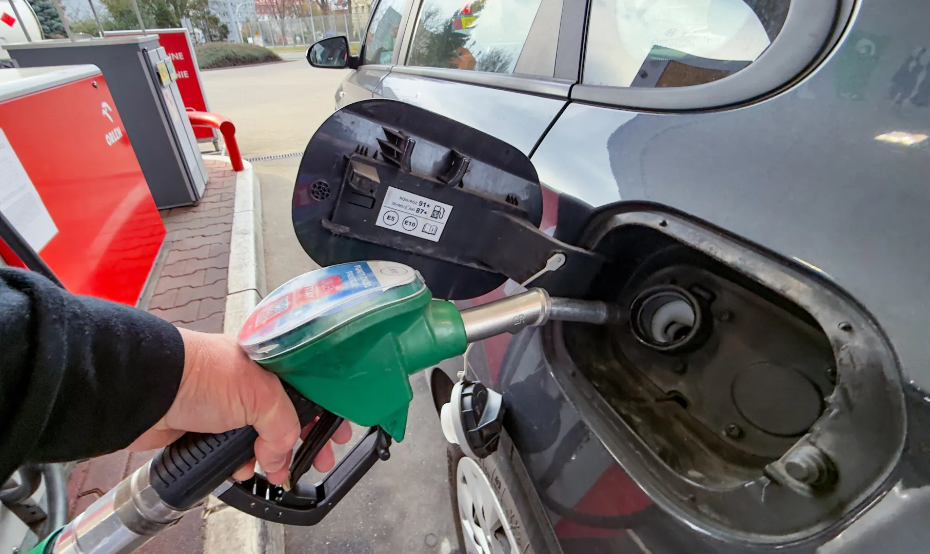 Tankowanie paliwa Fot. PAP/Marcin Bielecki