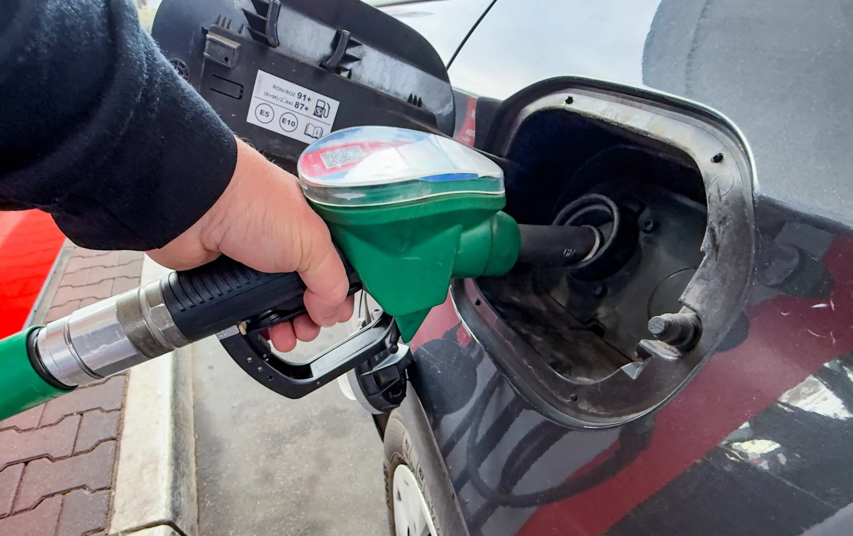 Tankowanie paliwa na stacji benzynowej, zdjęcie ilustracyjne, fot. PAP/Marcin Bielecki