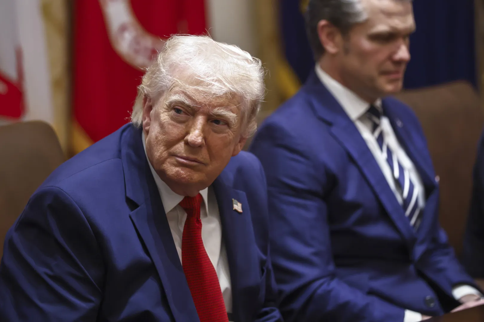 Prezydent USA Donald Trump i szef Pentagonu Pete Hegseth. Fot. PAP/EPA/WILL OLIVER / POOL 