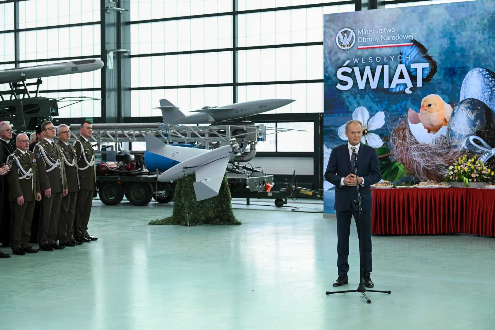 Прем'єр-міністр Дональд Туск (праворуч) під час великодньої зустрічі з військовослужбовцями та працівниками збройних сил Польщі. Fot. PAP/Marcin Obara