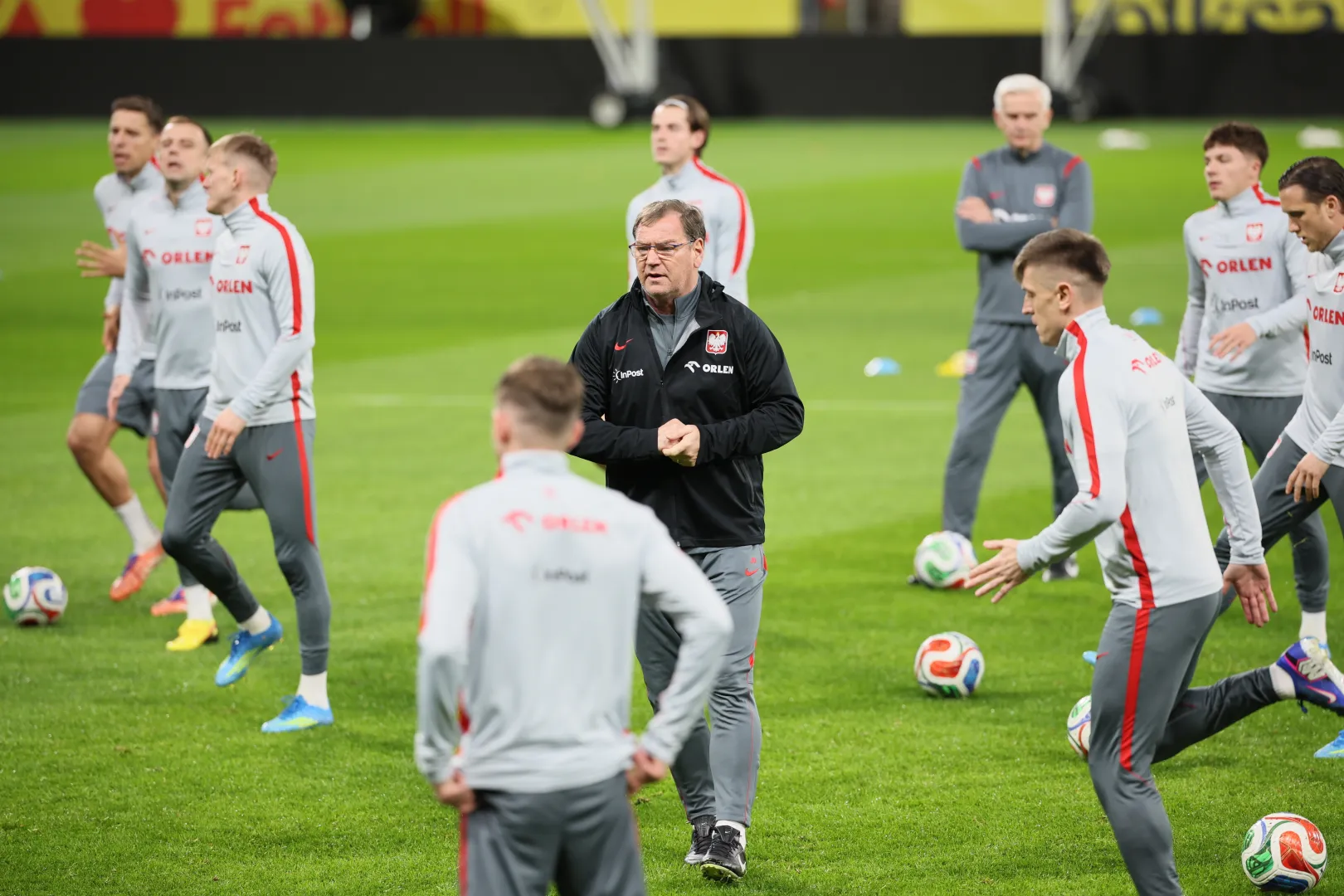 rener piłkarskiej reprezentacji Polski Jan Urban (C) podczas treningu kadry w Sztokholmie, fot. PAP/Leszek Szymański