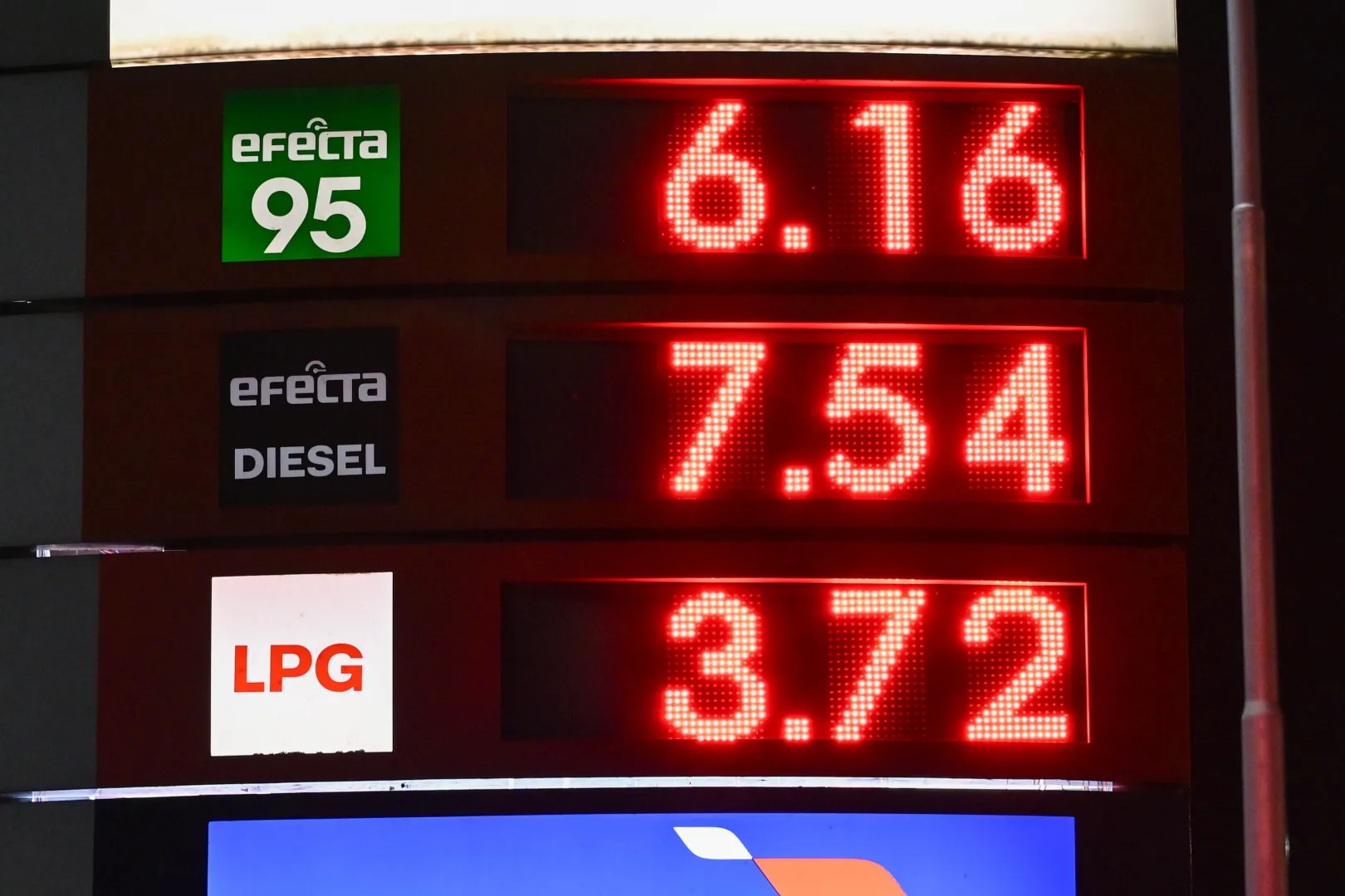 Obowiązujące ceny paliw na stacjach benzynowych. Fot. PAP/Darek Delmanowicz