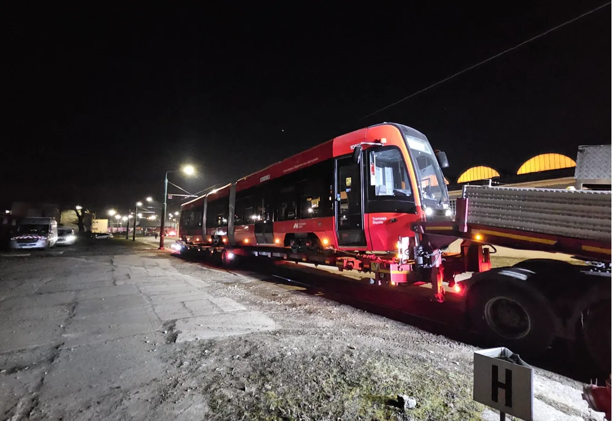 We wtorek pierwszy zamówiony wagon Pesy dotarł do zajezdni TŚ w katowickiej dzielnicy Zawodzie. Fot. www.tram-silesia.pl