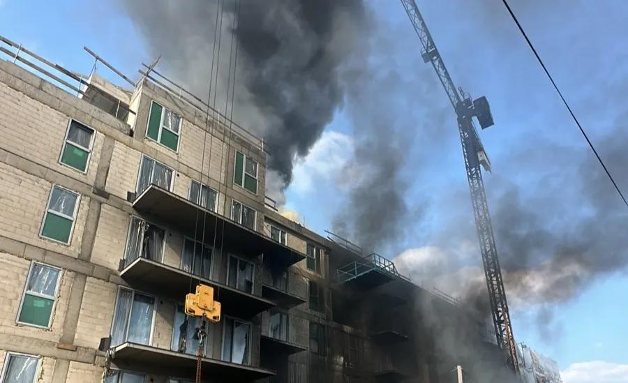 Na miejsce zadysponowano dziewięć zastępów straży pożarnej. Fot. FB/Komenda Miejska PSP m.st. Warszawy