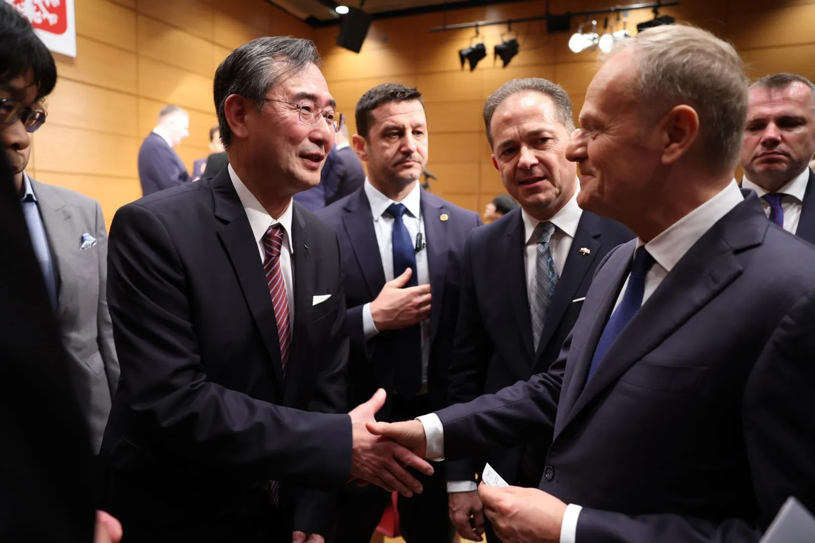 Токио. Дональд Туск на встрече в посольстве Польши с японскими парламентариями, представителями бизнеса и студентами-полонистами. Fot.X @PremierRP